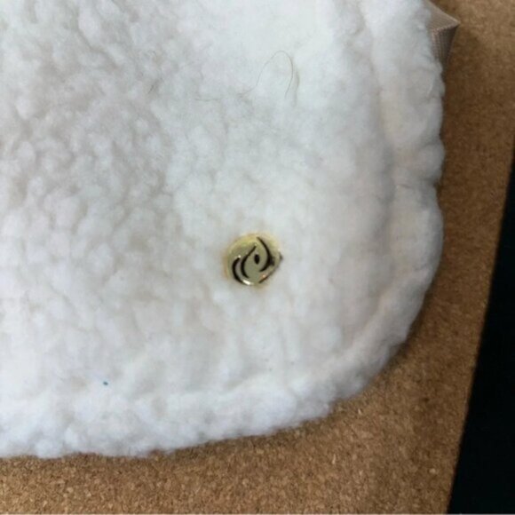 Apana Studio City Cozy White Sherpa Crossbody Belt Sling Bag Fanny Pack 8x6” - Picture 4 of 8